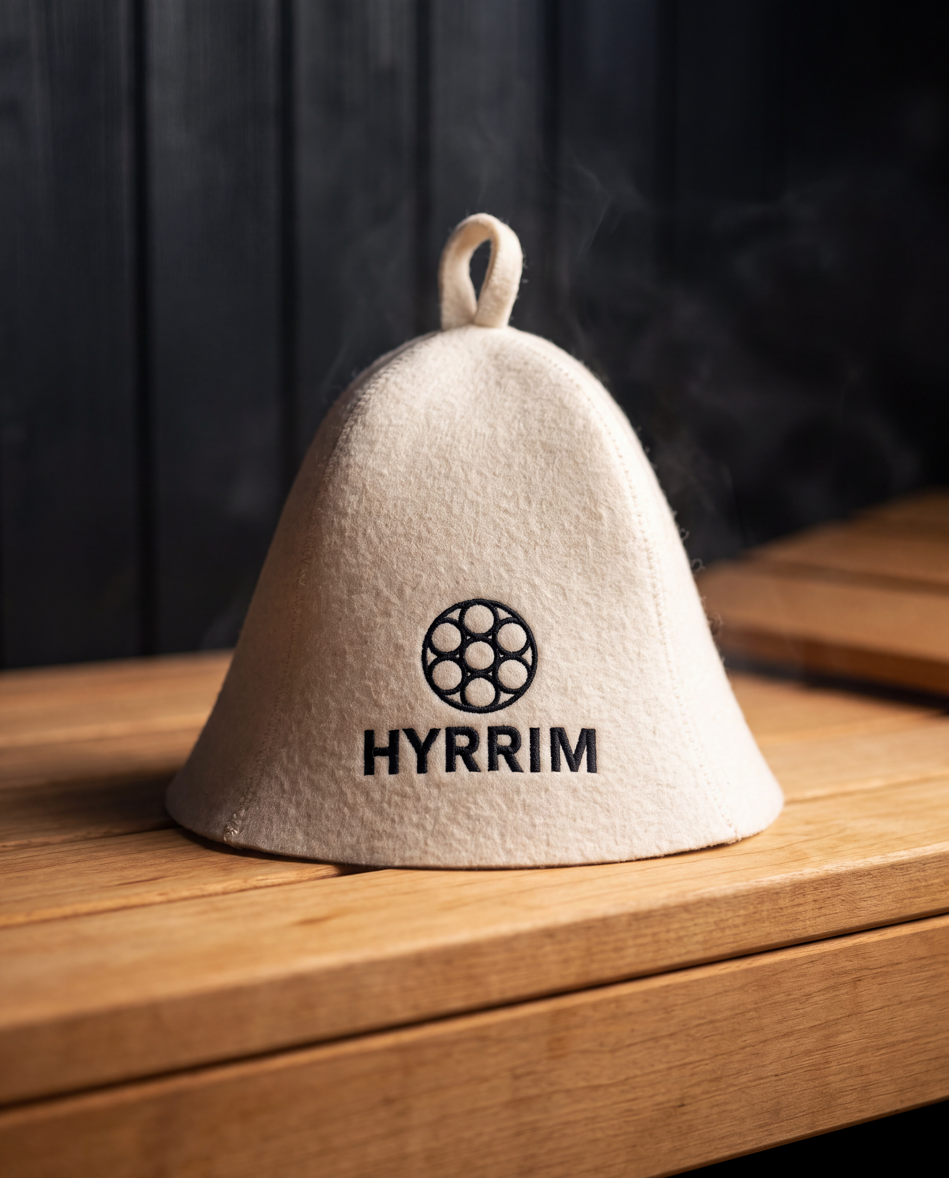 Hyrrim badstuhatt i ull på badstubenk